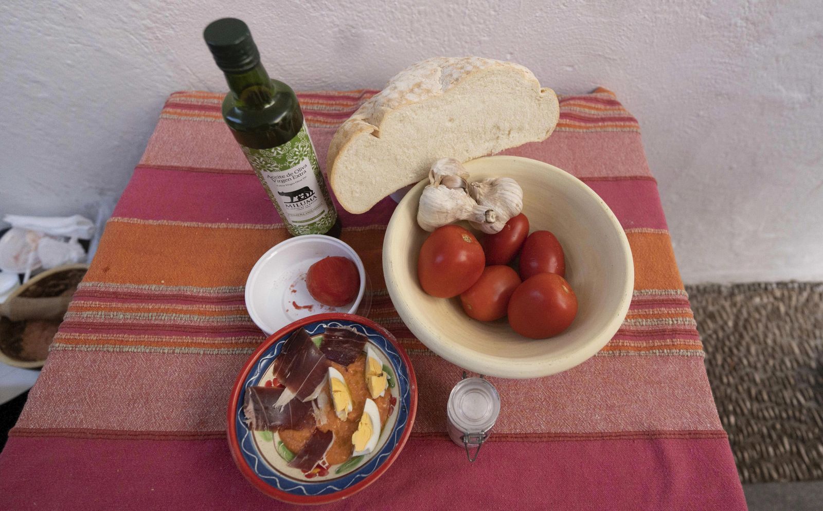 Un plato de salmorejo y los ingredientes con los que se hace.