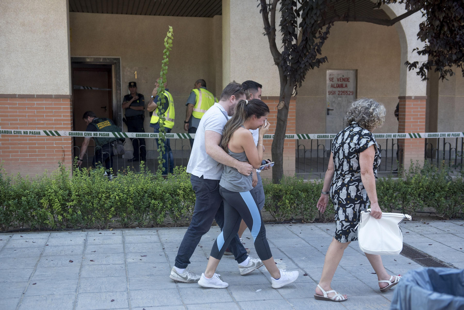 Hermana y otros familiares de la víctima, la mañana de ayer, frente al domicilio donde se cometió el crimen.