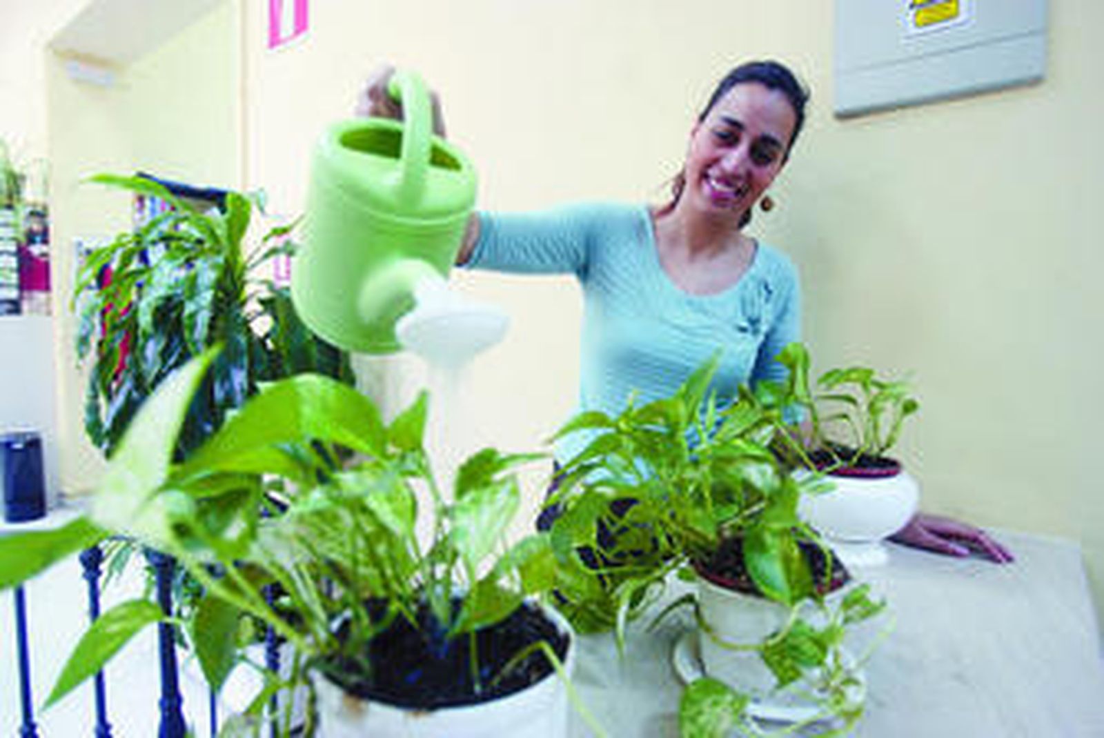 Una chica ofrece su tiempo para distintas labores en el Banco de Tiempo de Sevilla.