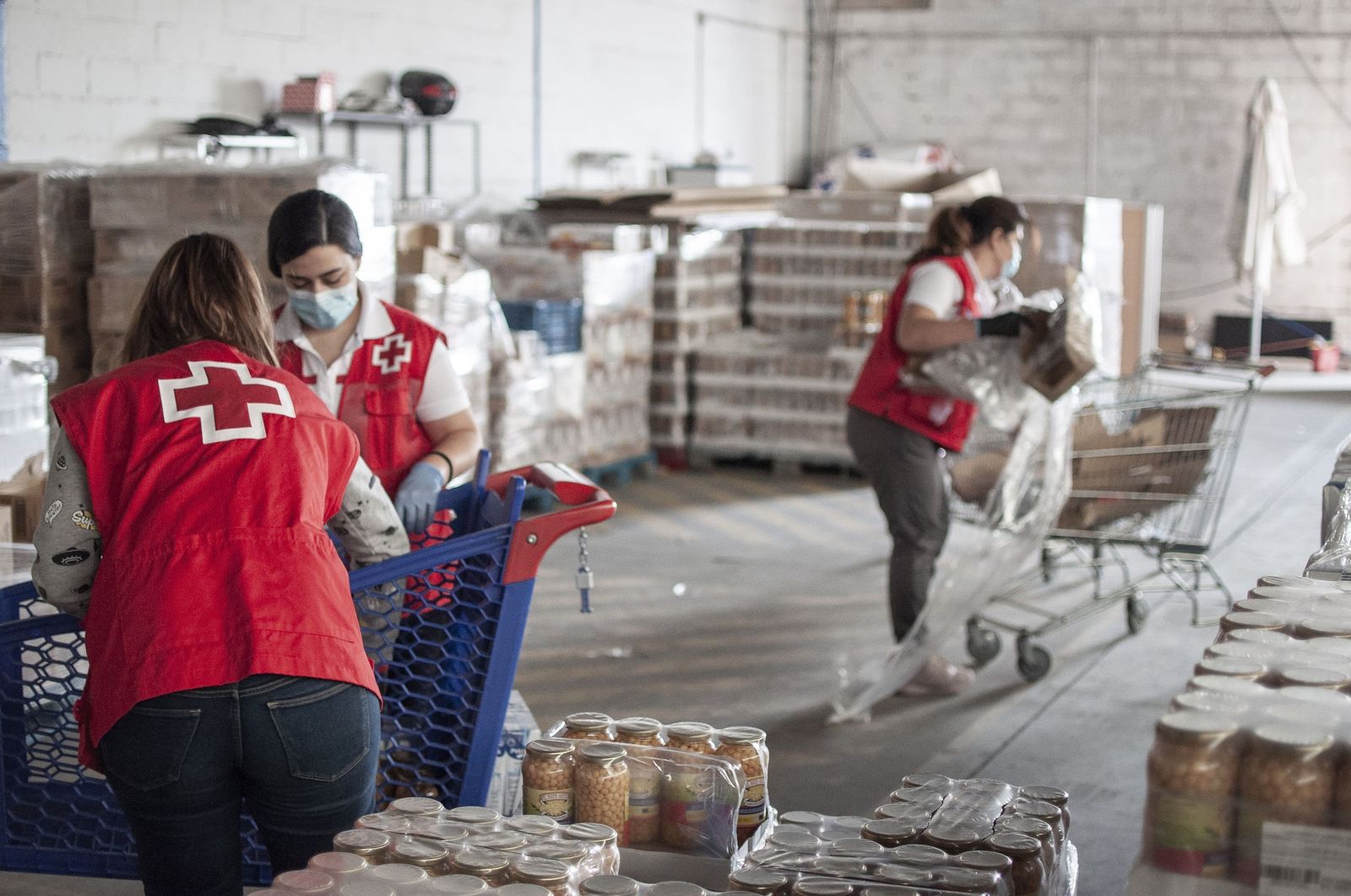 Preparación de lotes de comida en Cruz Roja.