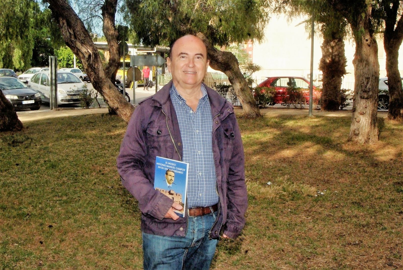 Antonio Llaguno Rojas con la obra que presenta hoy en Cuevas del Almanzora.