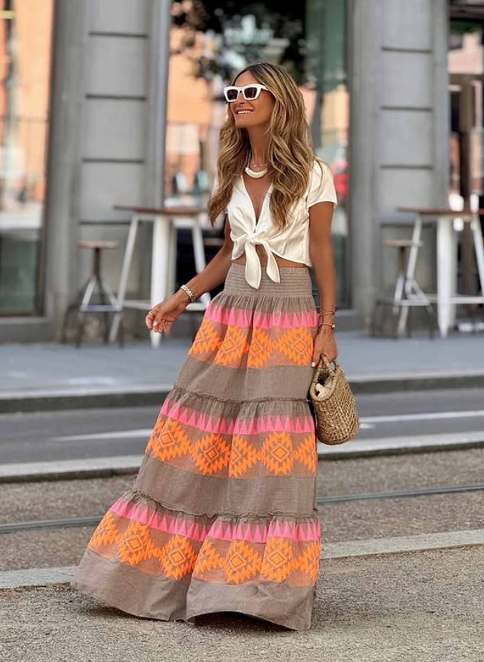 Para enmarcar la figura y evitar el efecto saco, apuesta por prendas superiores más cortas o ajustadas en la cintura.