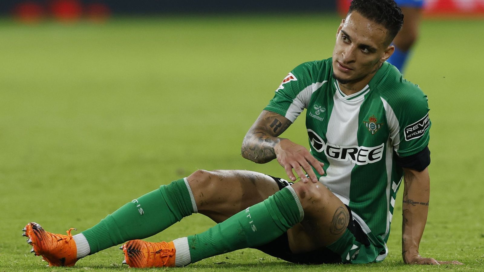 Antony, sobre el terreno de juego, en un lance del encuentro del Betis ante el Atlético de Madrid en La Cartuja.