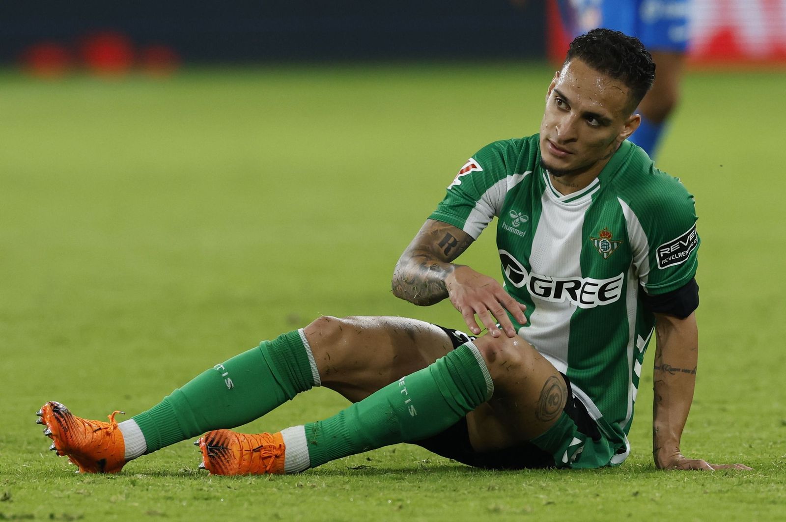 Antony, sobre el terreno de juego, en un lance del encuentro del Betis ante el Atlético de Madrid en La Cartuja.