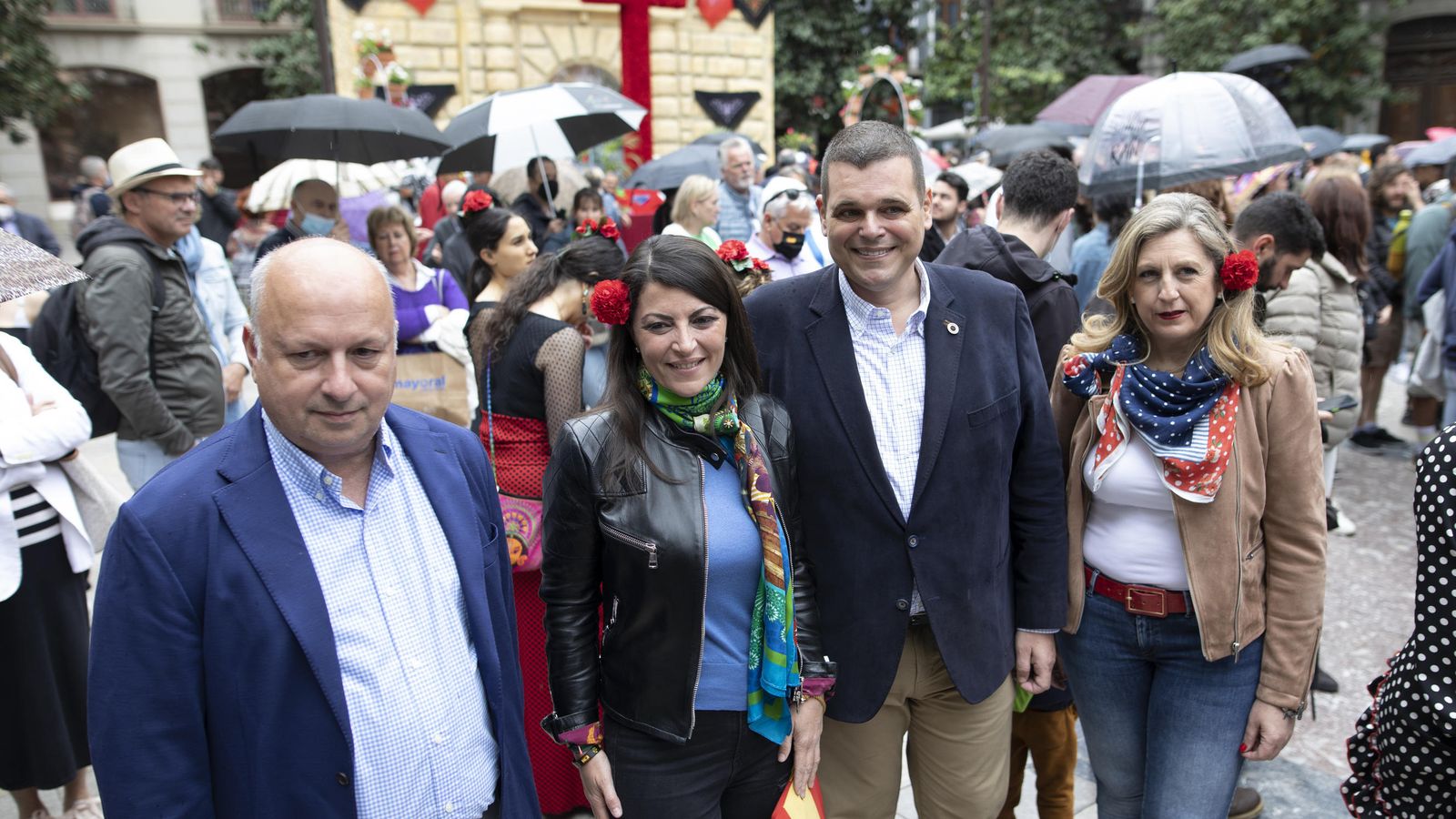 La candidata de Vox a la Junta de Andalucía, Macarena Olona, posa junto a los concejales del partido en Granada