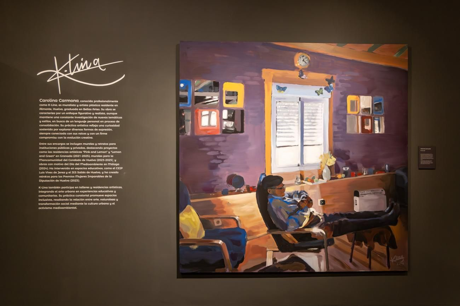 Obra de Carolina Carmona “K-Lina”, que aporta una mirada intimista y cotidiana al conjunto expositivo desde una estética cercana a la pintura narrativa.