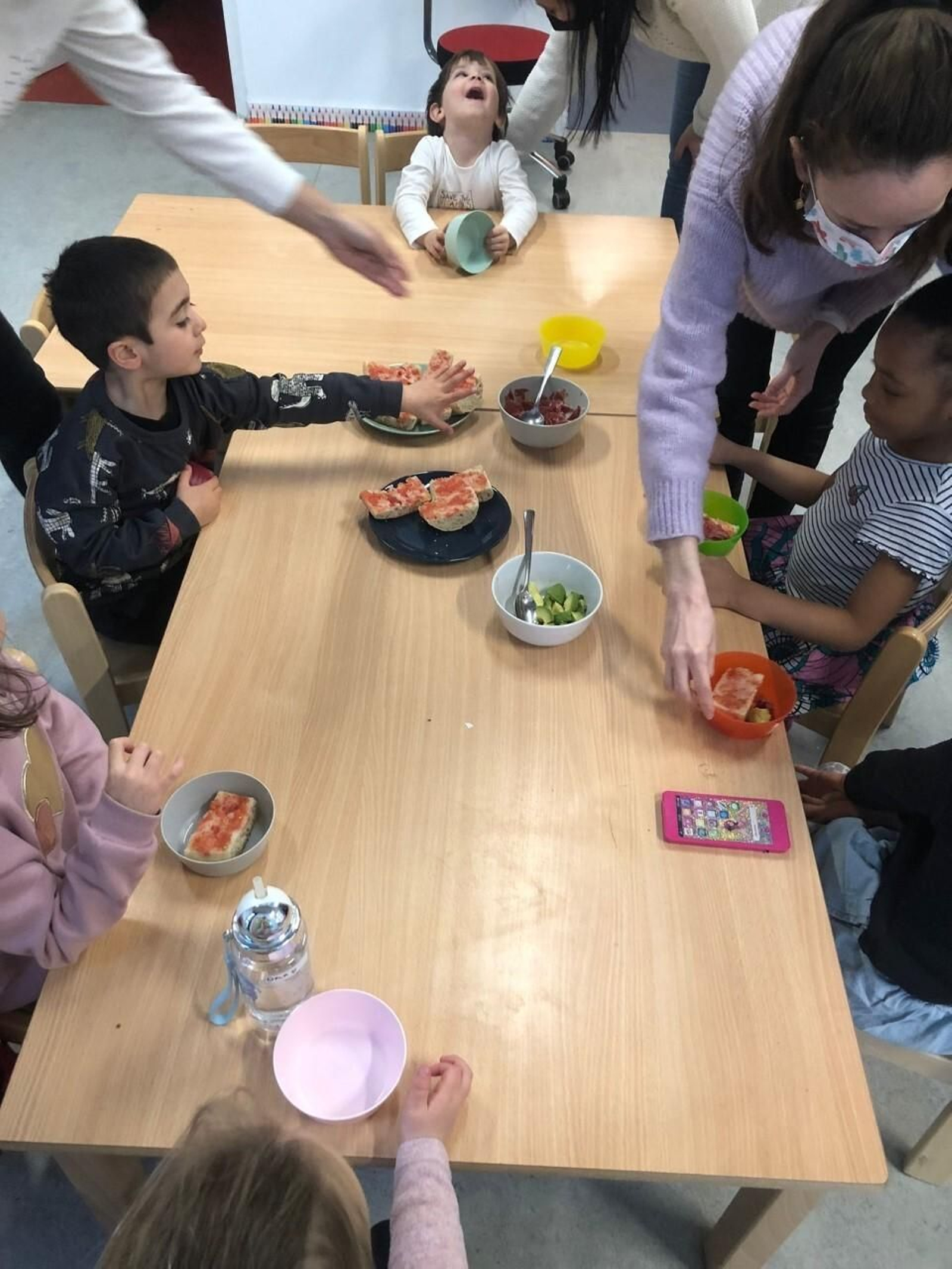 Coincidiendo con el Día de Andalucía los pequeños degustaron un desayuno andaluz a base de pan con tomate, jamón y aguacate que las docentes de Almería prepararon para la ocasión
