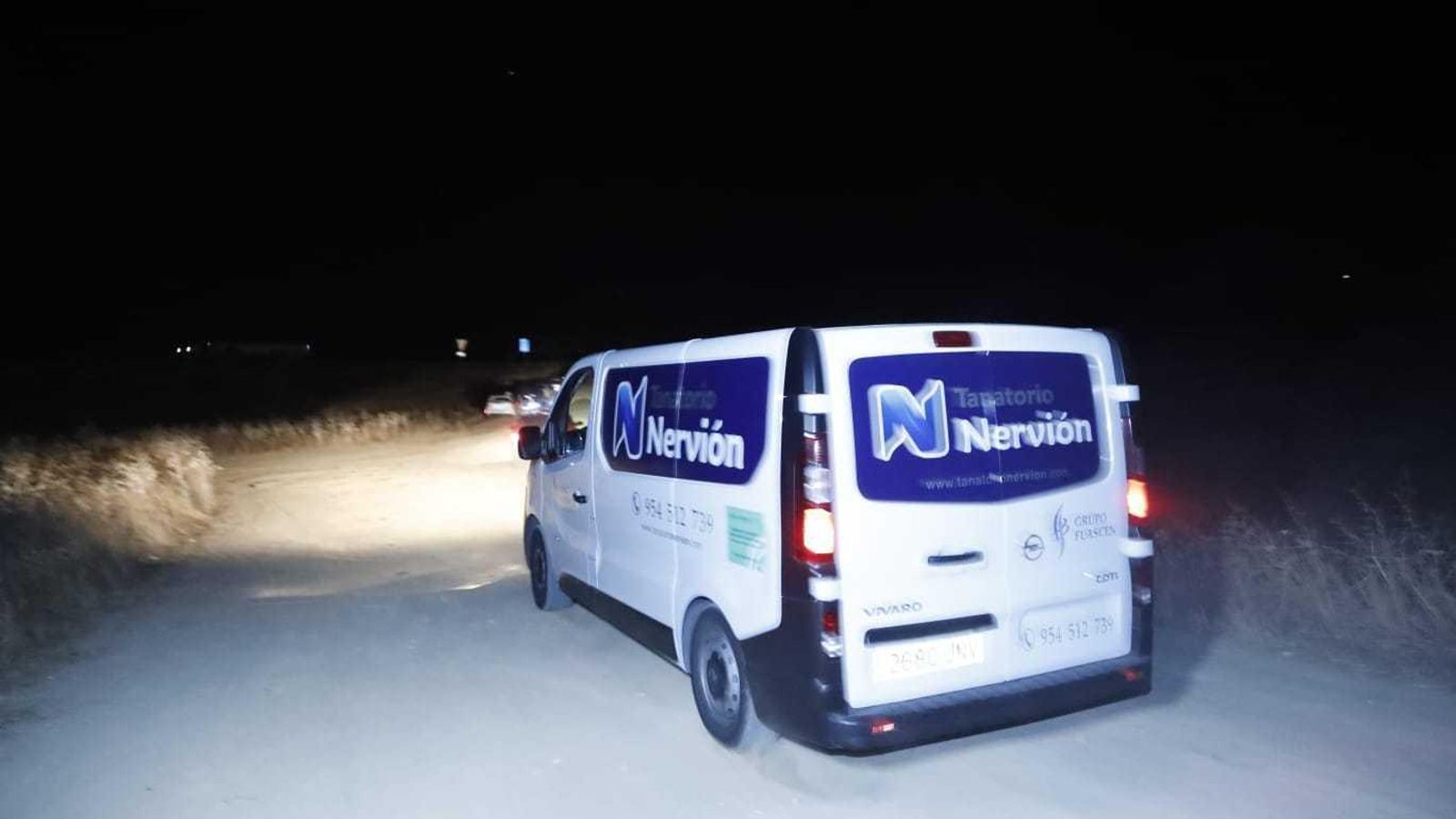 Un furgón del tanatorio se acerca a la zona del hallazgo del cadávez