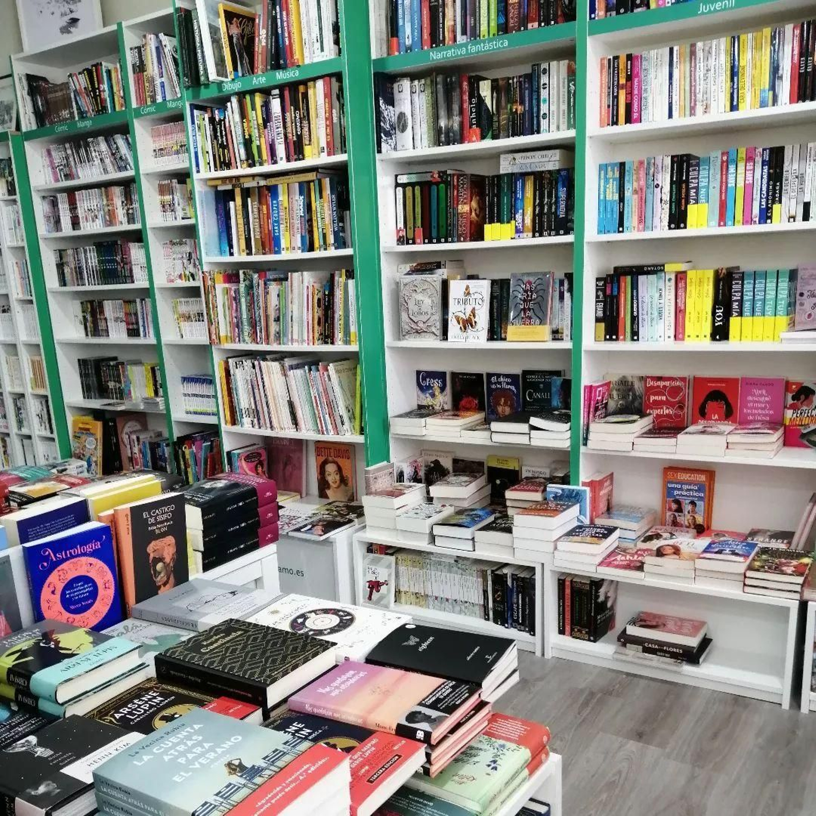 Una de las estanterías de Librerías Pérgamo.