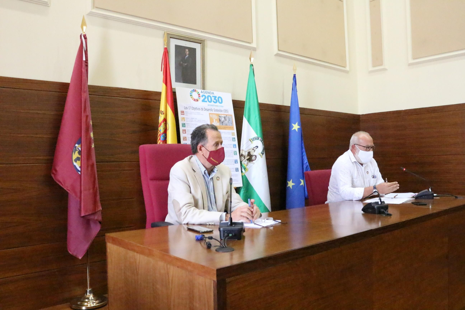 El alcalde y el coordinador del proyecto, durante el acto de presentación del mismo celebrado en el Salón de Plenos.