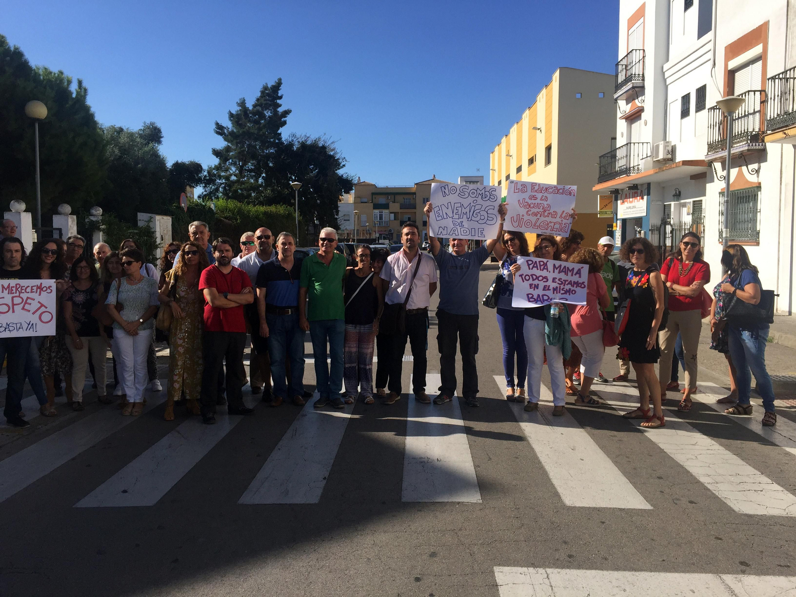 Concentración del profesorado a las puertas del IES Manuel de Falla