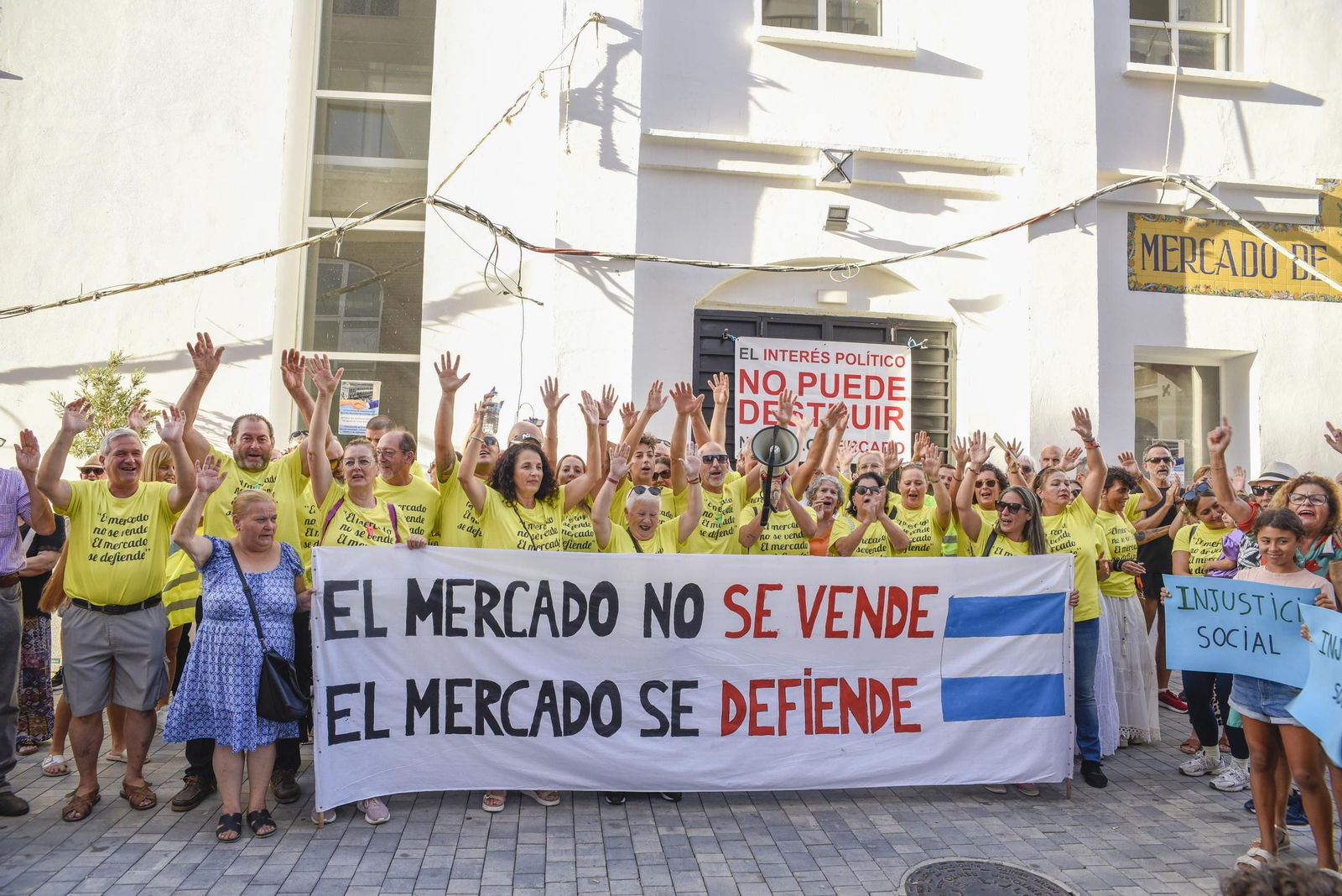 Las fotos de la protesta de los comerciantes de La Línea por la gestión del mercado municipal