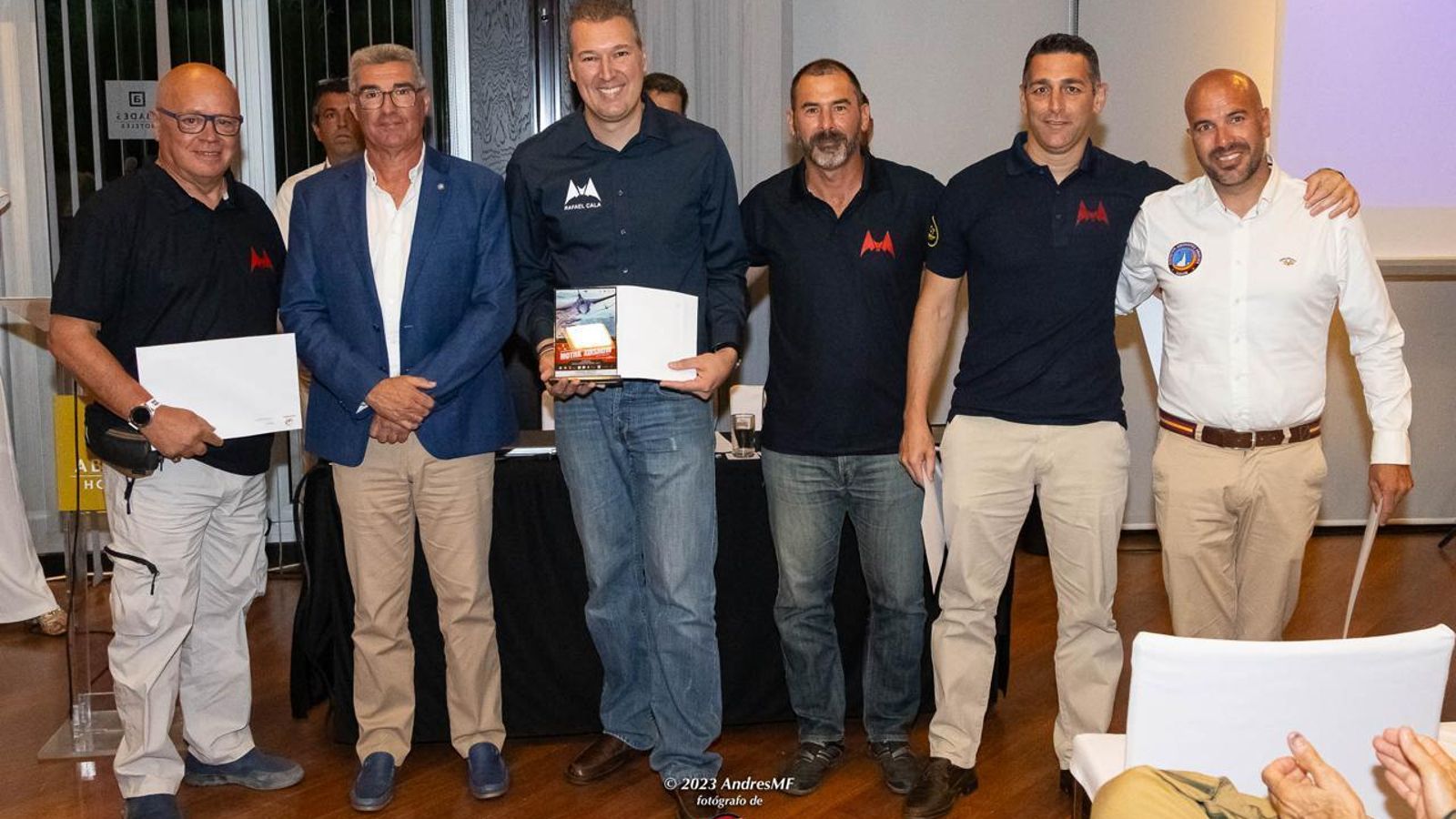 De izquierda a derecha: Andrés Morales (fotógrafo), José Miguel Suárez (organizador del festival), Rafael Cala (piloto), David Acosta (fotógrafo), José Ferrera (piloto) e Ignacio Salcedo (piloto). De izquierda a derecha: Andrés Morales (fotógrafo), José Miguel Suárez (organizador del festival), Rafael Cala (piloto), David Acosta (fotógrafo), José Ferrera (piloto) e Ignacio Salcedo (piloto).