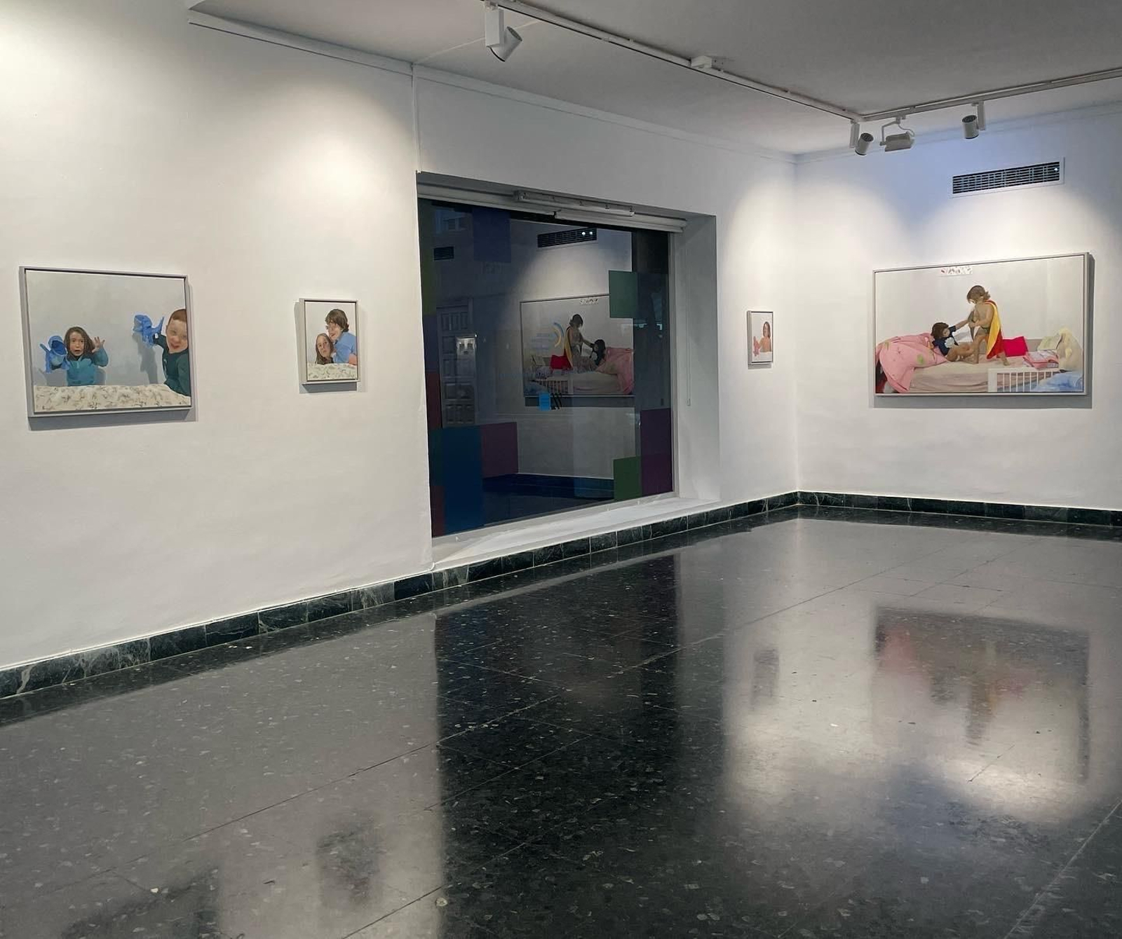 Algunas de las obras de Pepe Baena en la galería linense Manolo Alés.