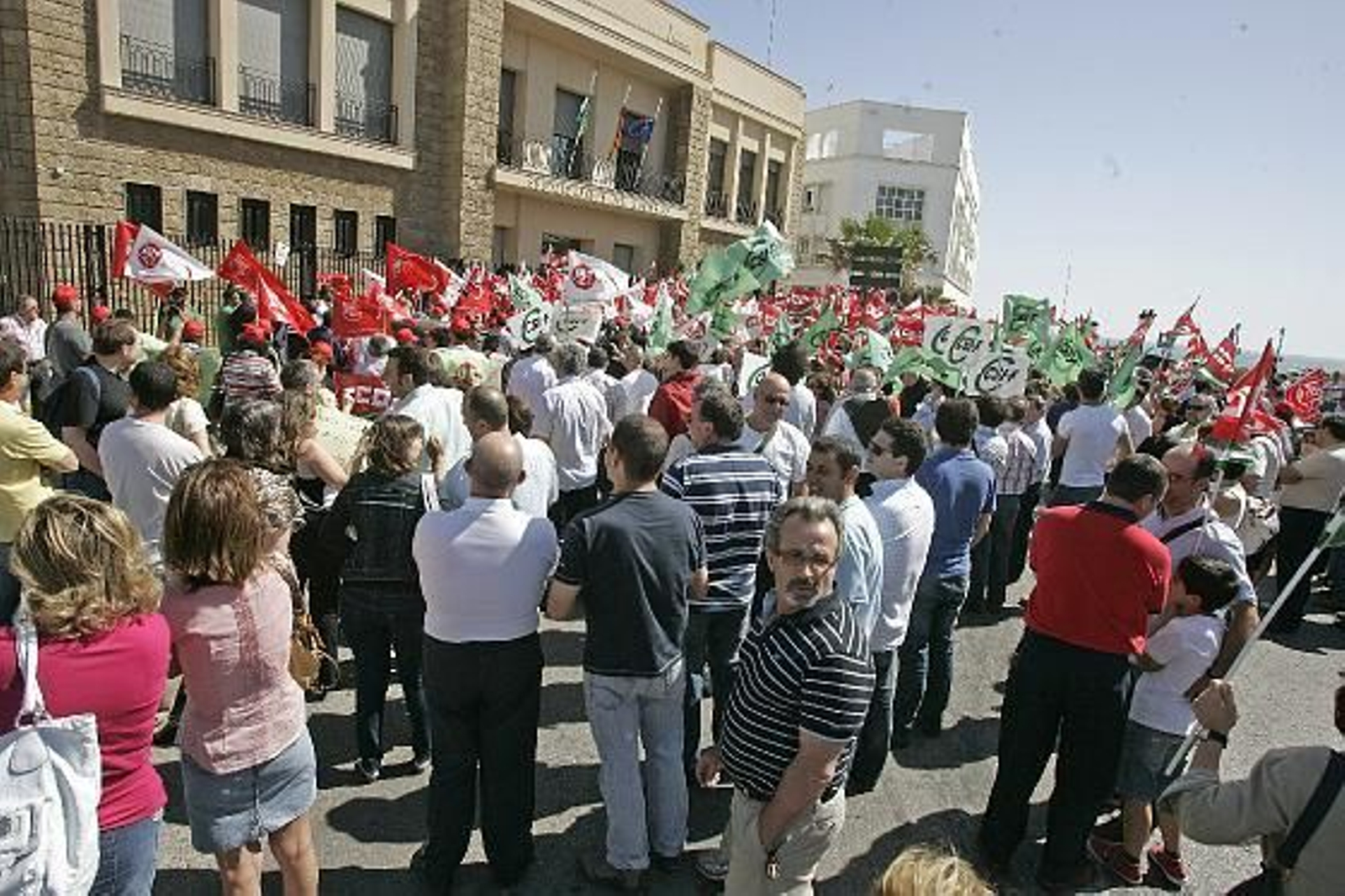 Unos 600 funcionarios se concentraron hoy como protesta por el plan de recortes del Gobierno. 

Foto: Jesus Marin