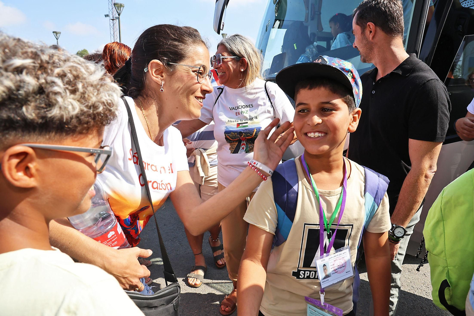 Imágenes del recibimiento a los  niños procedentes de los campamentos saharauis que pasarán sus vacaciones en Huelva