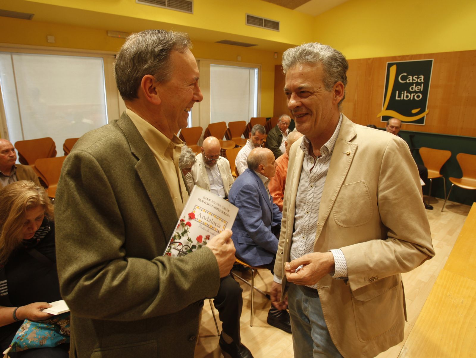 Francisco Núñez Roldán, izquierda, con Luis Folgado, de la editorial Caudal, ayer en la Casa del Libro.
