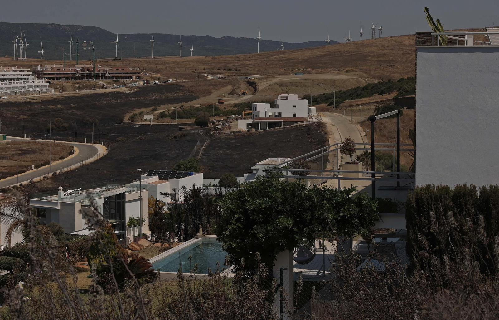 Así han quedado Atlanterra y Zahara de los Atunes tras el incendio forestal en la Sierra de la Plata de Tarifa