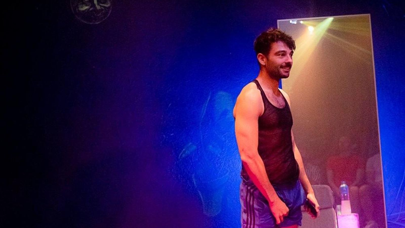 El actor gaditano Avelino Piedad durante la representación teatral de 'Chemsex'