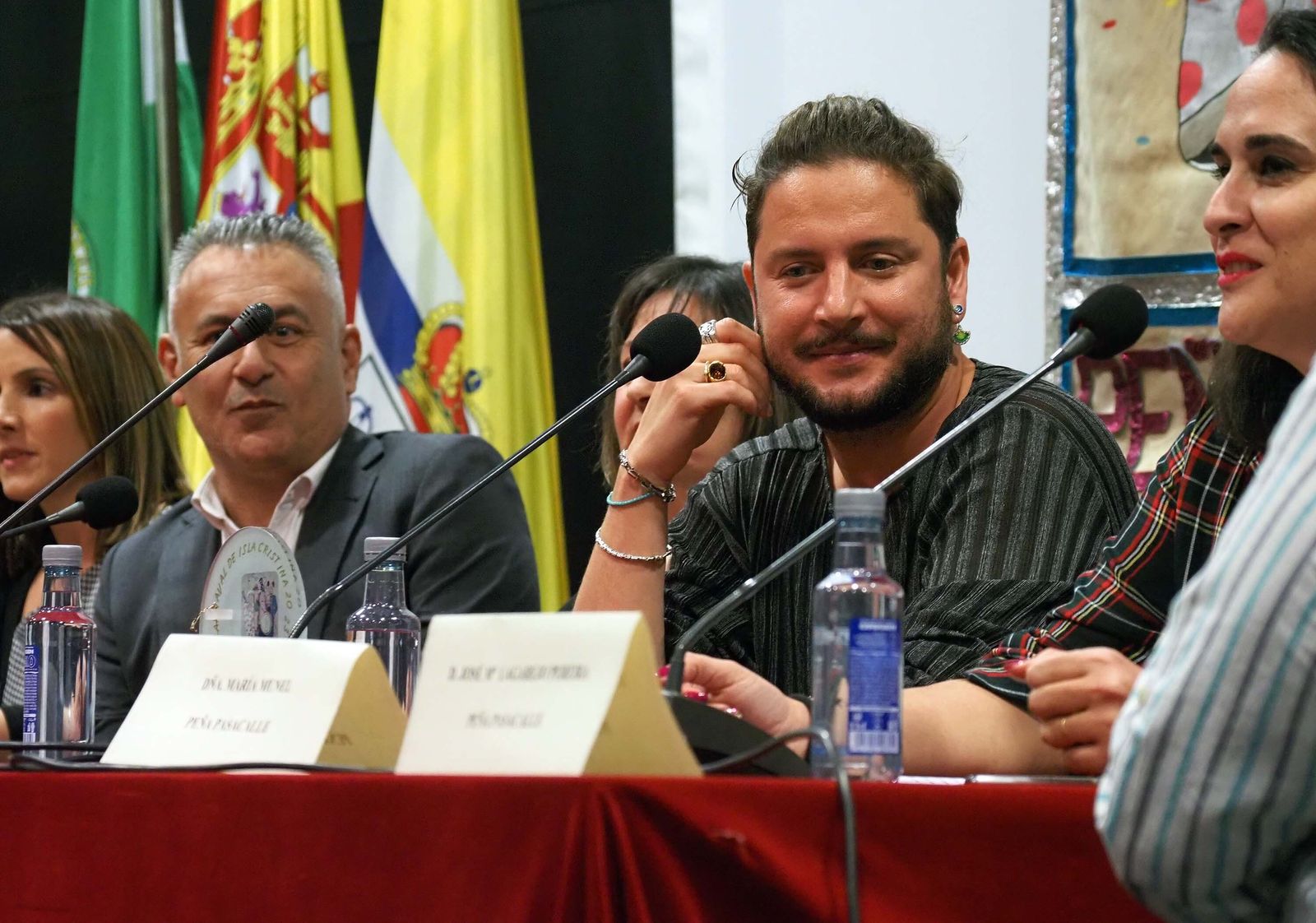 Manuel Carrasco regresa a su Isla Cristina para recibir el Galardón de la Peña Pasacalles, en imágenes