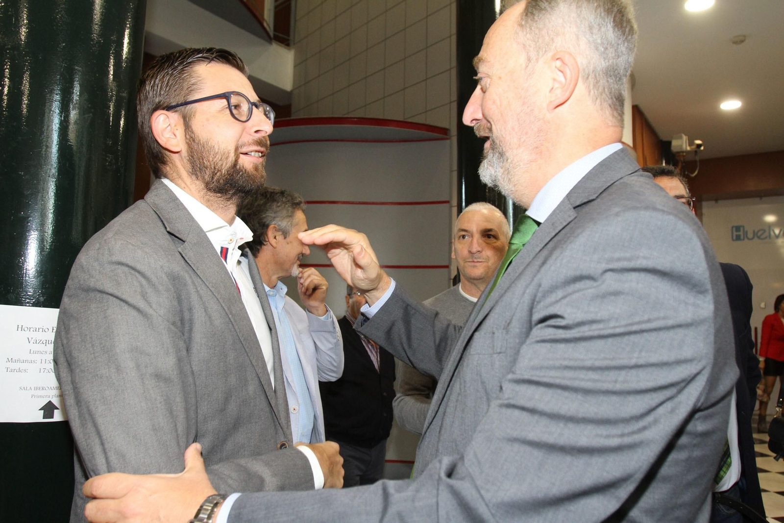 Imágenes de la conferencia y desayuno-coloquio de Gabriel Cruz, alcalde de Huelva