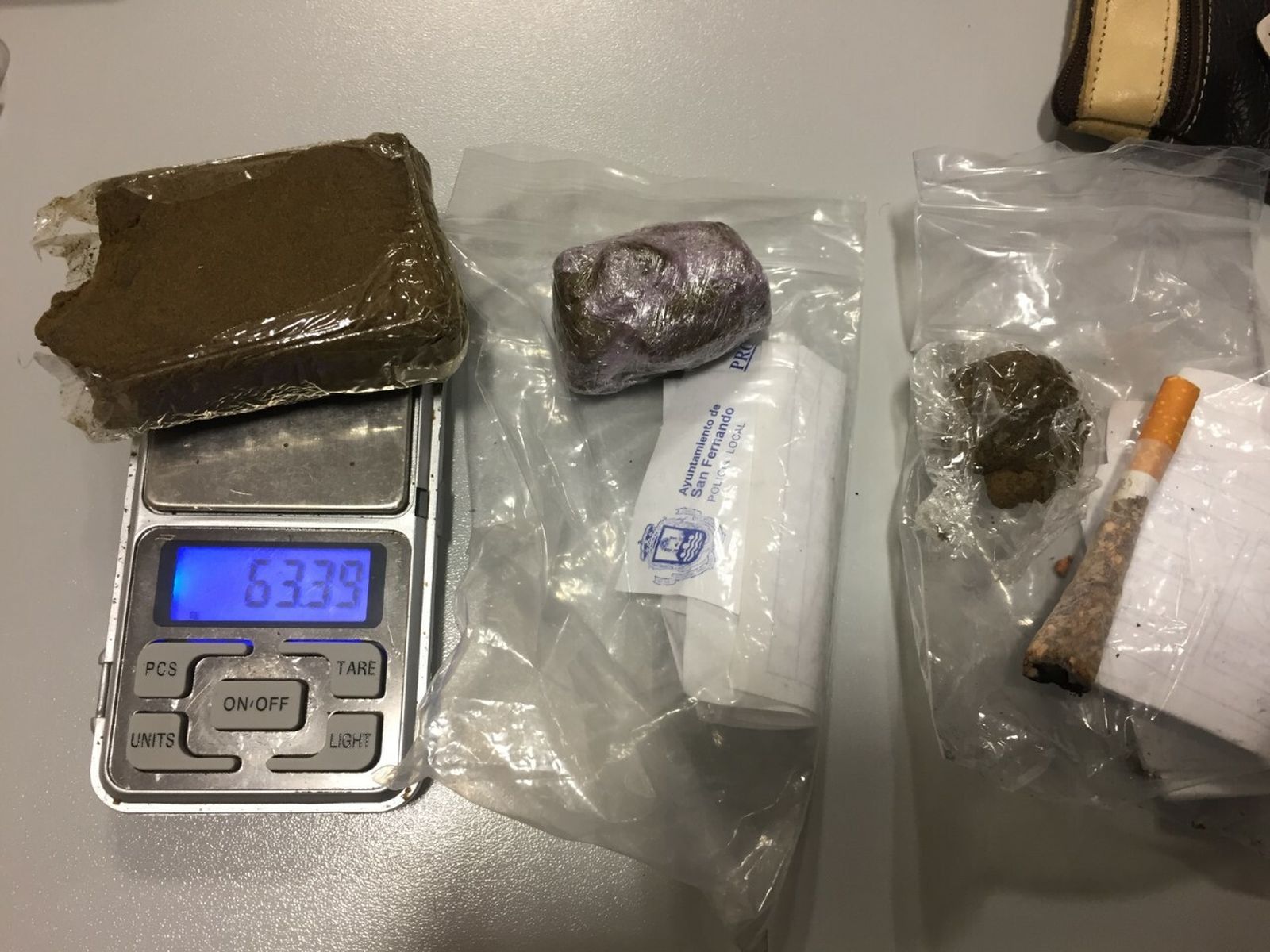 Hachís y balanza incautadas al detenido en Los Olivos.