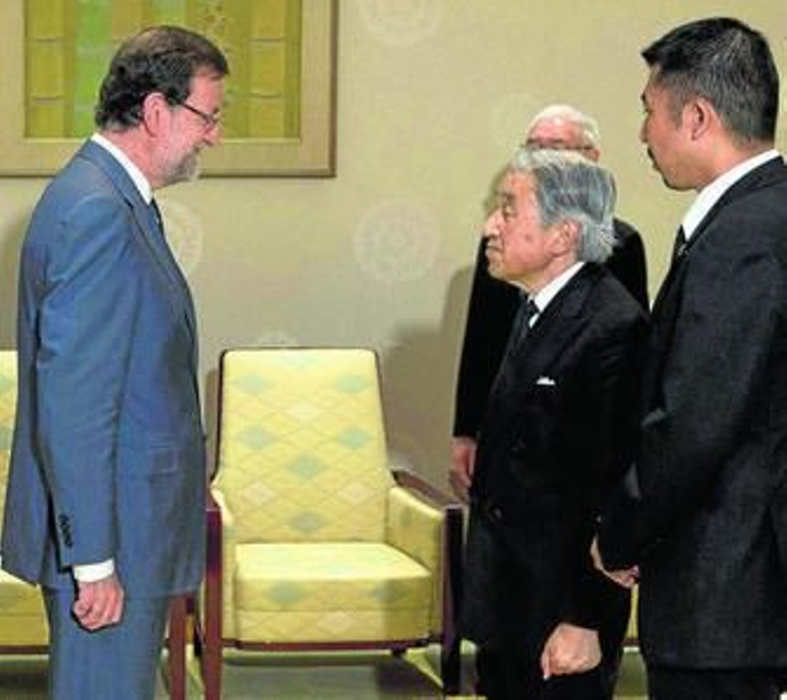 Rajoy ante el emperador japonés Akihito ayer en el Palacio Imperial de Tokio.
