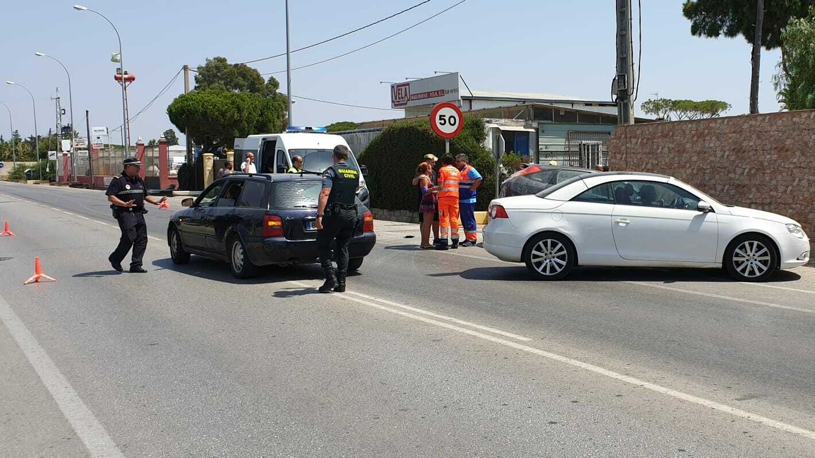 Policía, Guardia Civil y servicios sanitarios atienden a los implicados en el suceso.