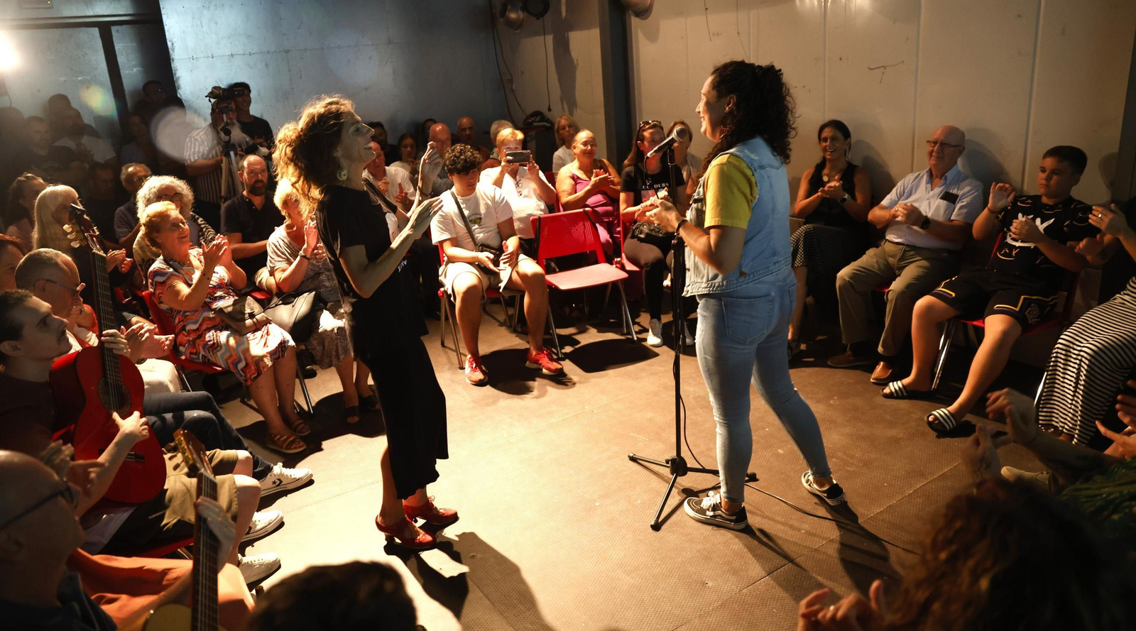 Búscate en la reunión a compás en AlCultura