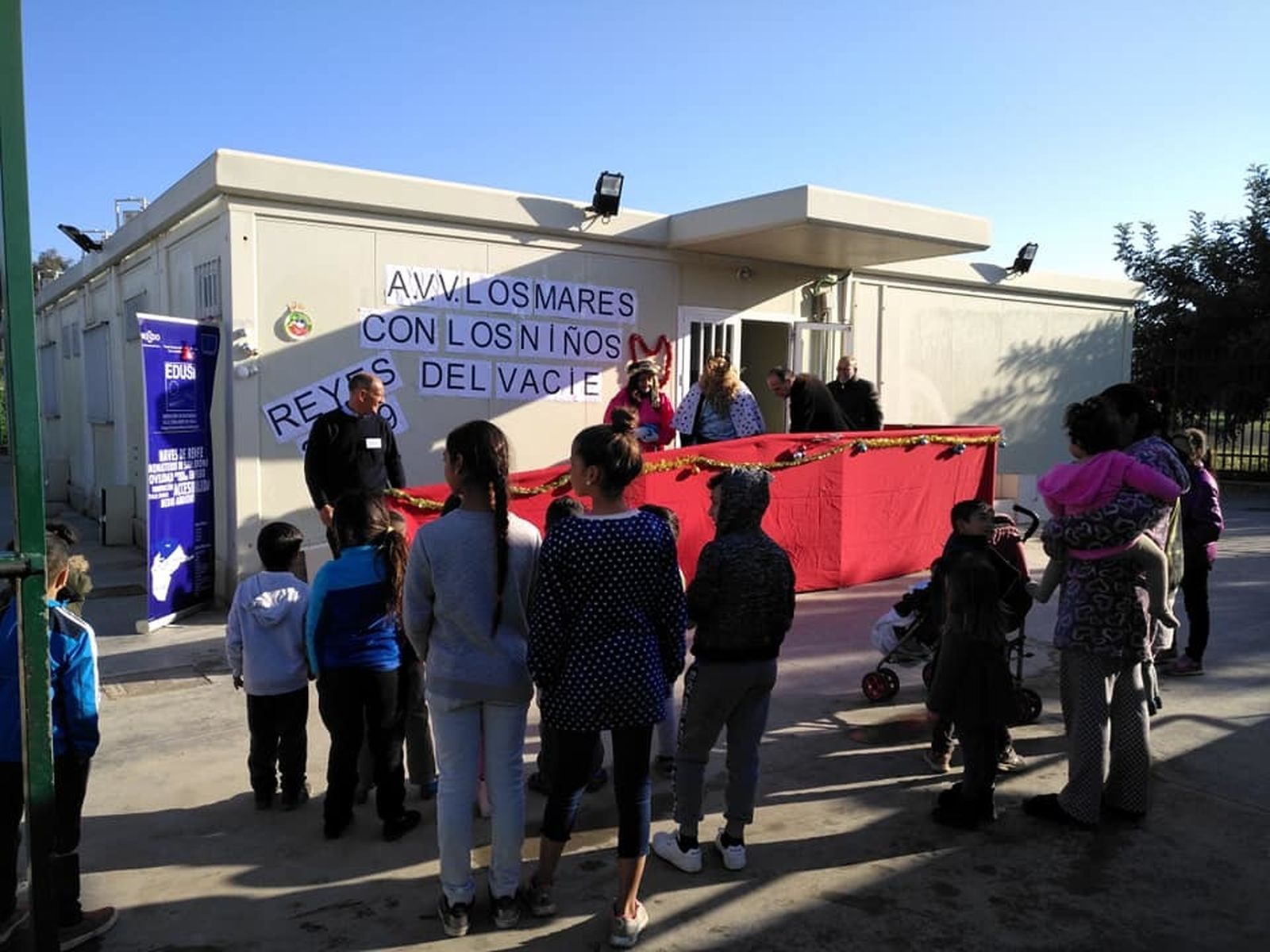 Un momento del reparto de juguetes a los niños del poblado chabolista de El Vacie