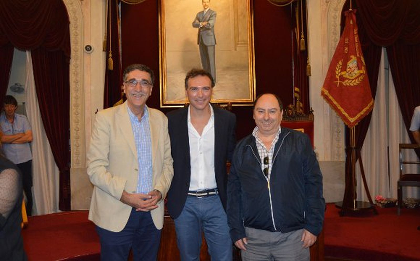 El periodista Juan Manzorro con Enrique Miranda y Julio Molina Font.

Foto: Ignacio Casas de Ciria