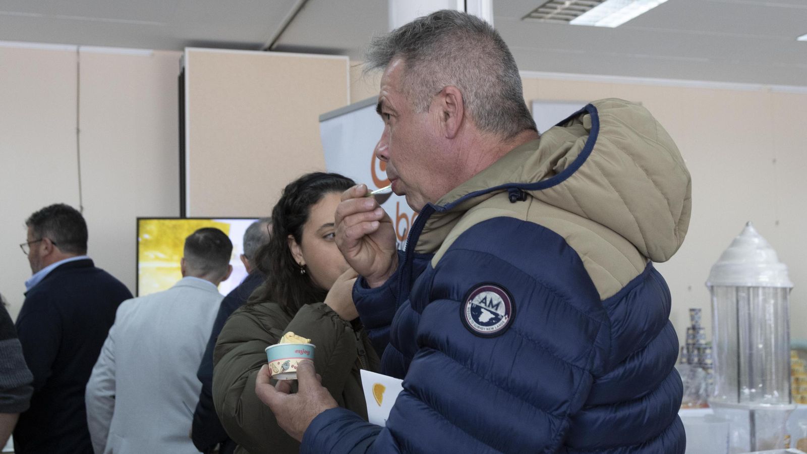 Una persona disfruta de los helados en la jornada.