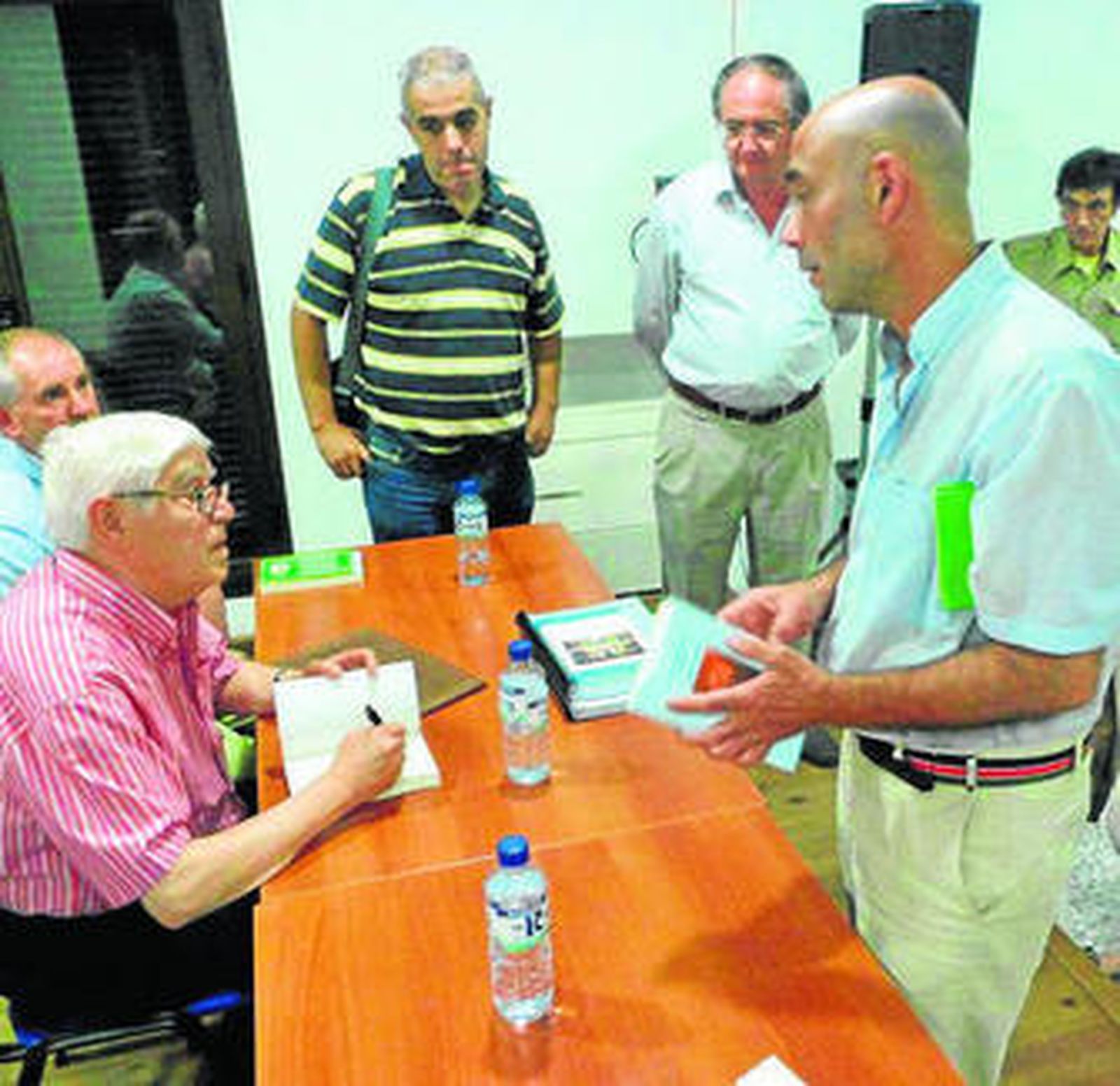 Mario Rodríguez (con un polo de rayas), en la presentación de otro libro.
