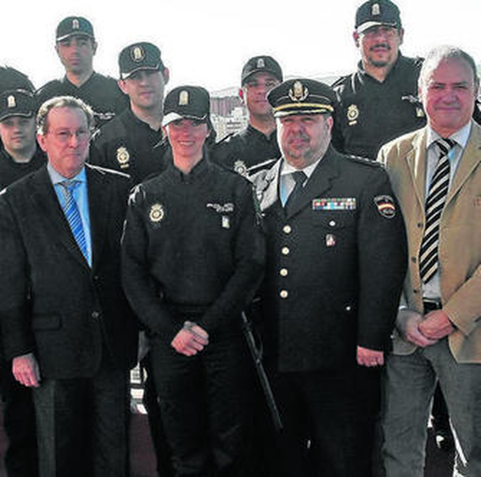 El comisario Espina (segundo por la derecha), junto a De Llera y Varela.