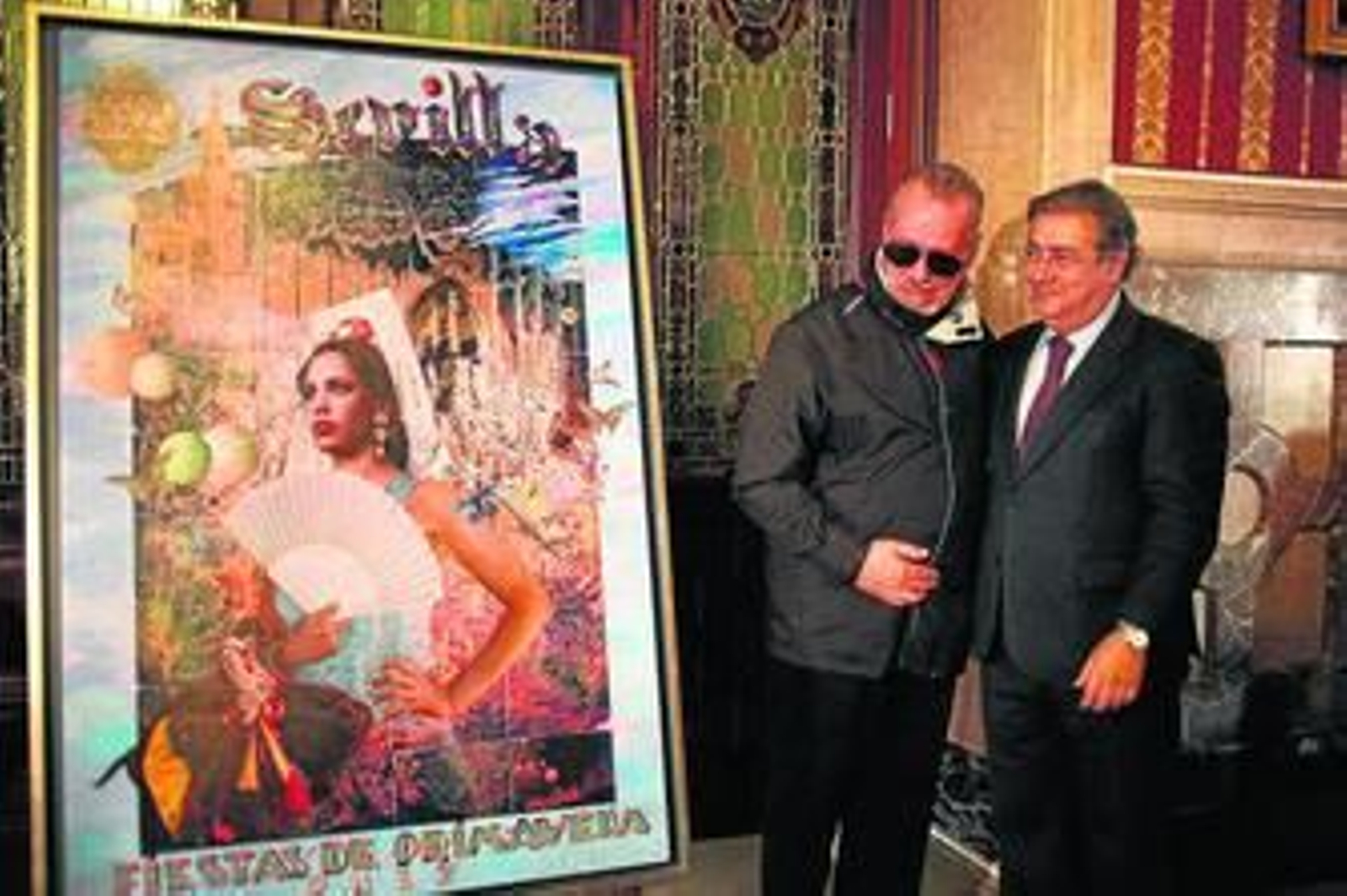 El alcalde, Juan Ignacio Zoido, junto a Antonino Parrilla, autor del cartel.