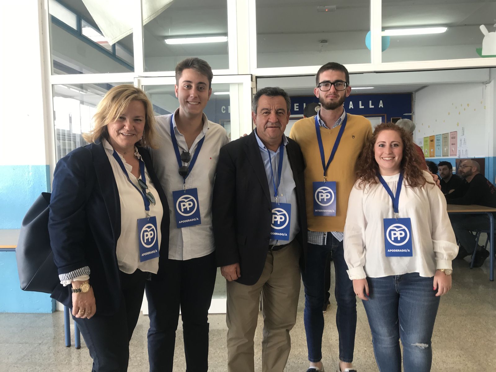 José Loaiza y María José de Alba, con algunos de los jóvenes del partido.