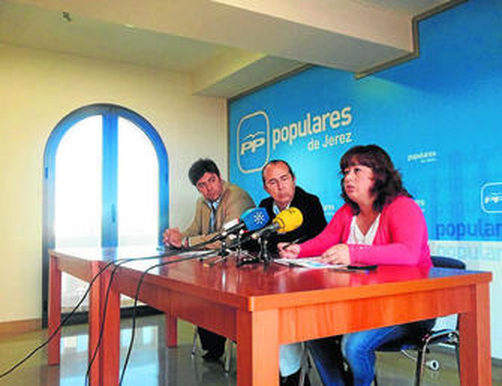 Lidia Menacho, ayer, junto a Aurelio Romero y Ángel Durán, vicesecretario del PP de Jerez.