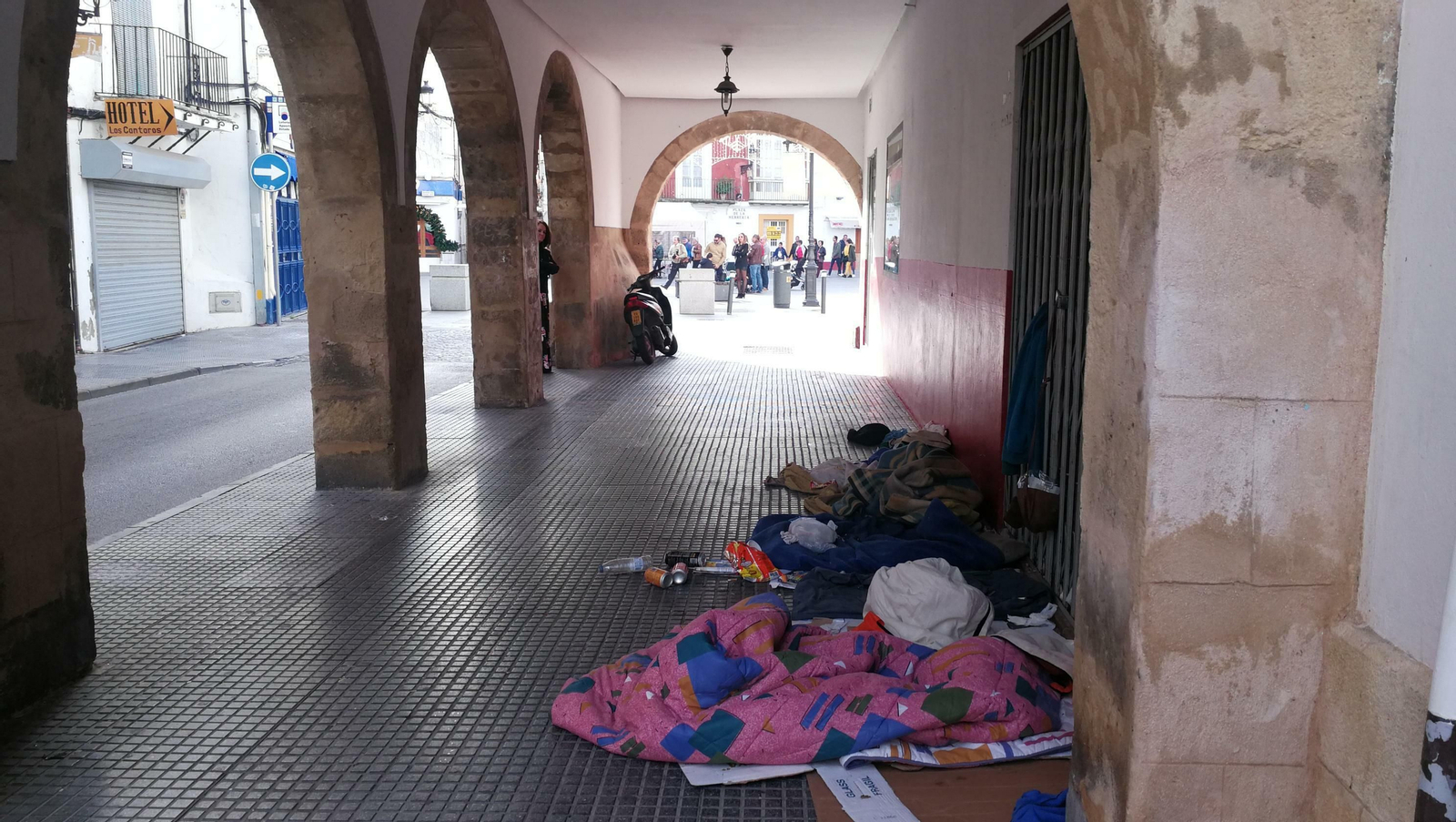 Imagen de los enseres de una persona sin hogar en los arcos de la plaza de La Herrería.