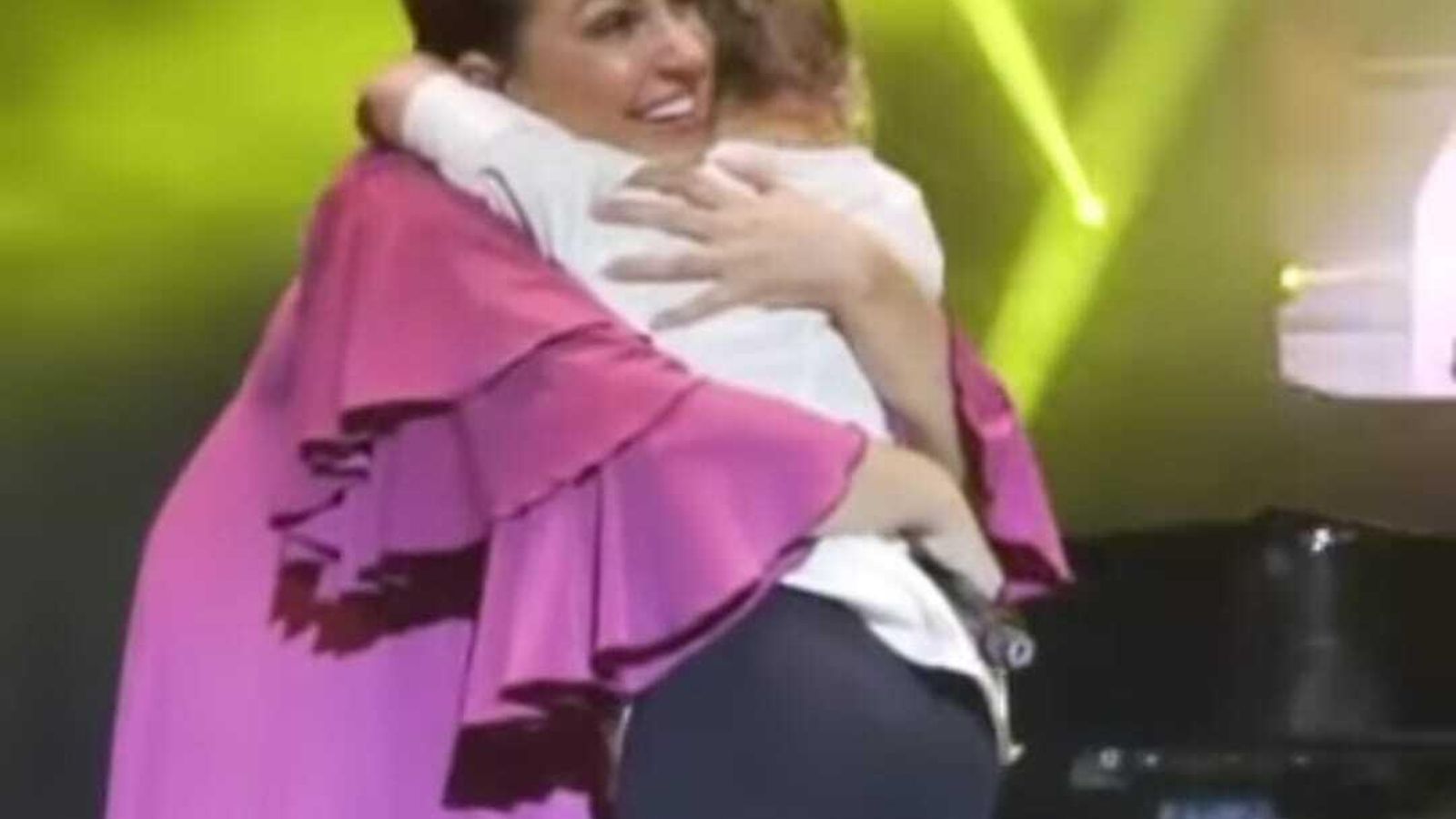 Nada más empezar a cantar la artista, la pequeña la premió con un sentido abrazo