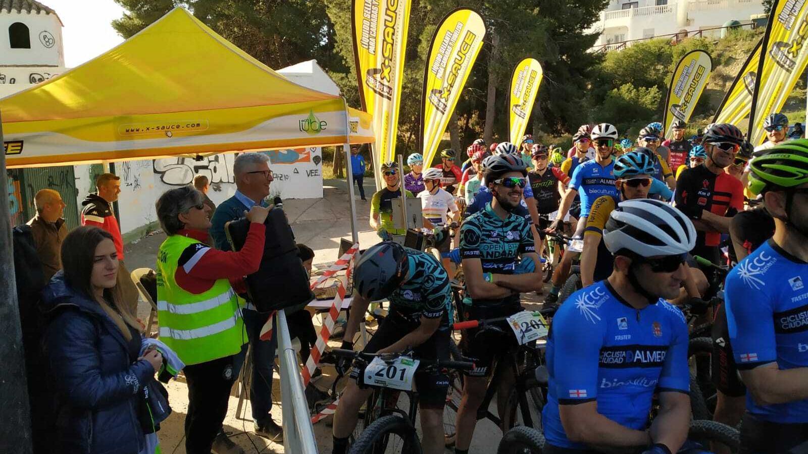 El alcalde de Huércal de Almería, Ismael Torres, en la salida de la prueba.