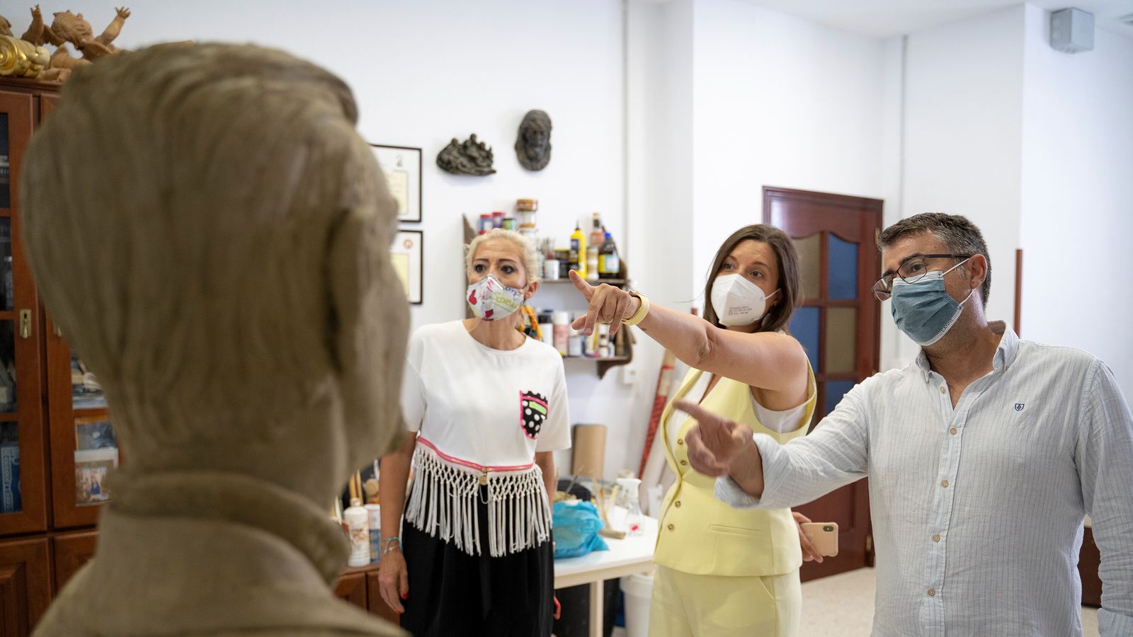 La alcaldesa, Patricia Cavada, y la concejala de Cultura, María José Foncubierta, junto a Jesús Vidal, autor del busto dedicado a Juan Rivero.
