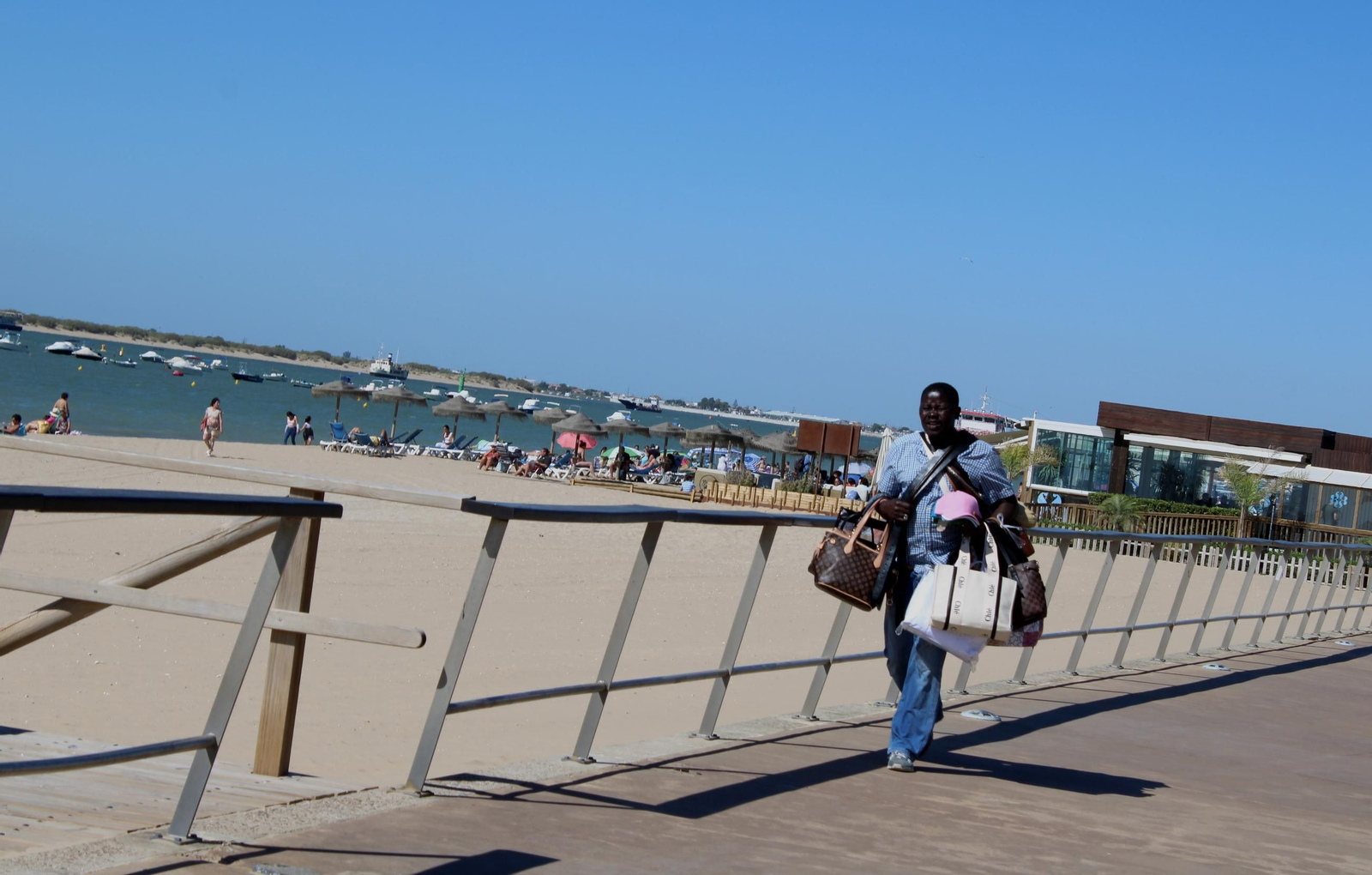 Vendedor en la playa de La Calzada, en Sanlúcar.