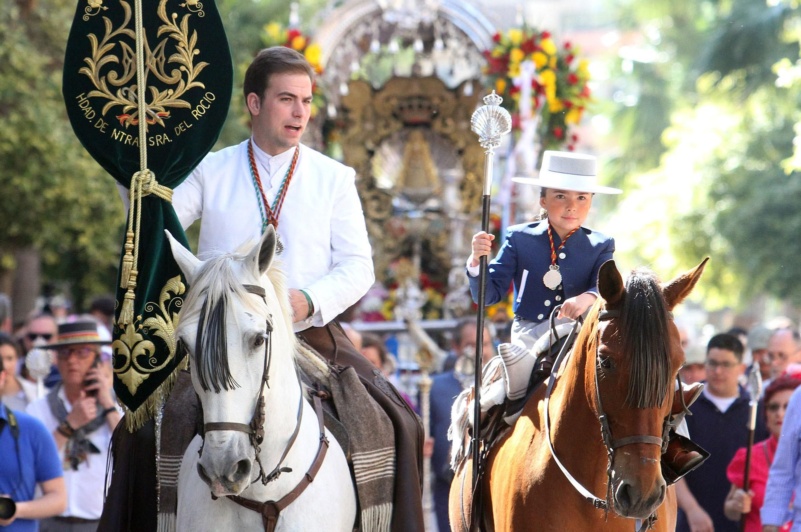 Imágenes de los caballistas, peregrinos a pie y carros de la Hdad de Emigrantes