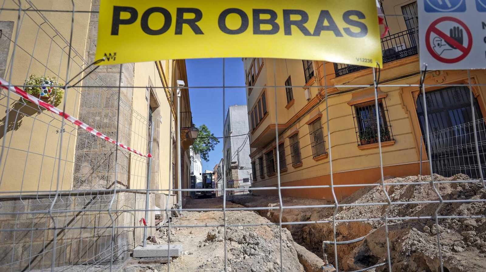 Obras en la calle Oliva en Jerez.
