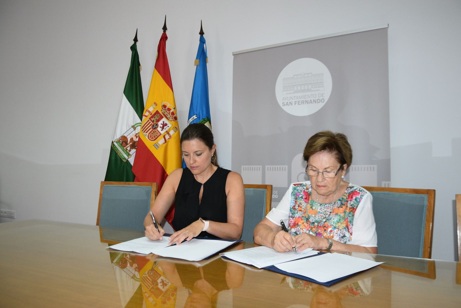 Patricia Cavada firmando el convenio de apoyo con la presidenta de 'El Pan Nuestro'.