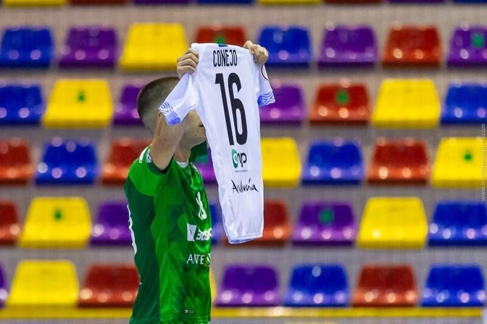 Pablo saca la camiseta de Conejo. Pablo saca la camiseta de Conejo.