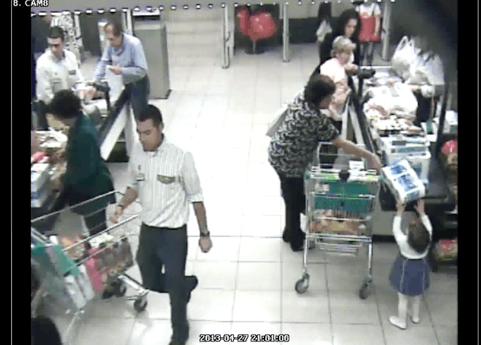 La última imagen en la que se distingue nítidamente a Medina en Mercadona, a las 21:01 del 27 de abril de 2013.