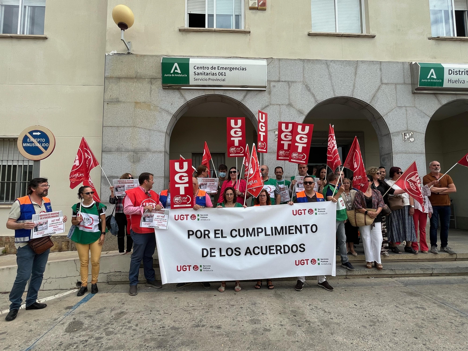 Concentración de UGT para exigir mejoras para los trabajadores de los servicios de urgencias de atención primaria