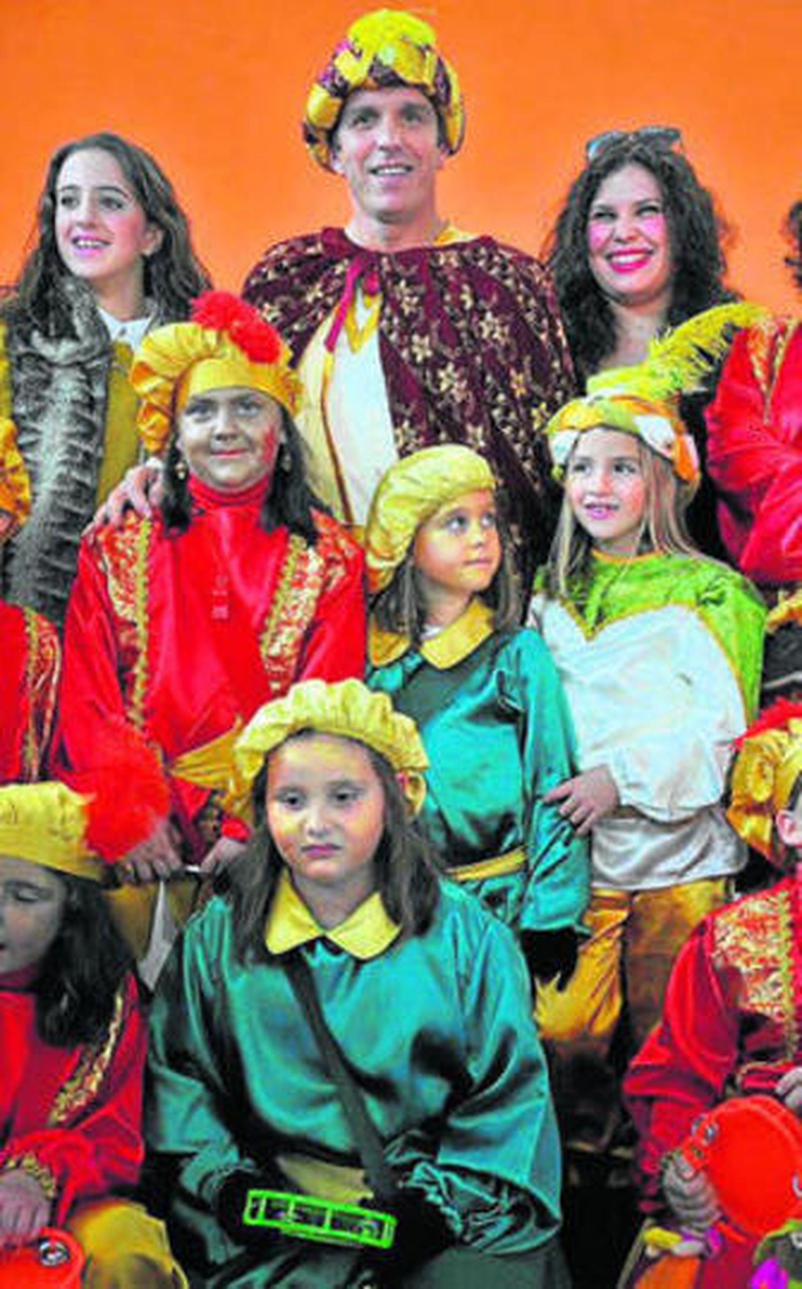 El cartero Manuel y su corte de ayudantes.