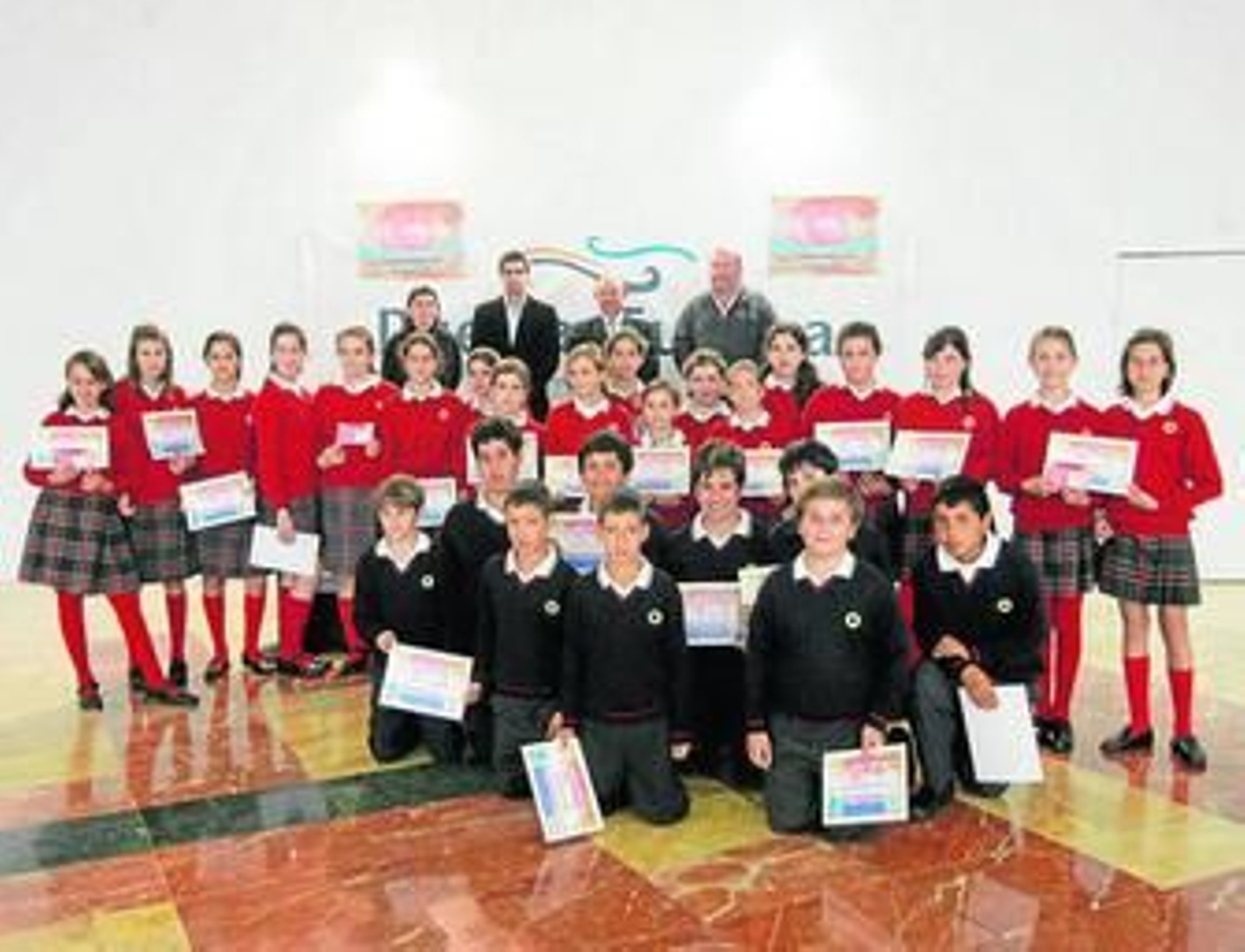 Imagen de los alumnos con sus diplomas, ayer, en el centro comercial Puerta Europa.